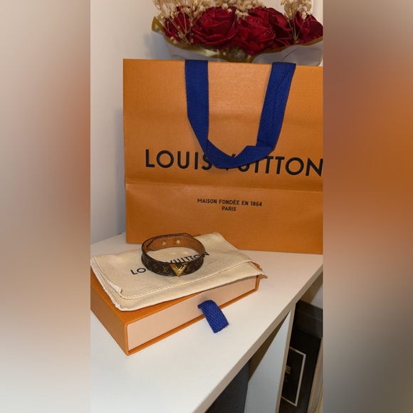 Louis Vuitton Essential V Leather Bracelet - Picture 7 of 8